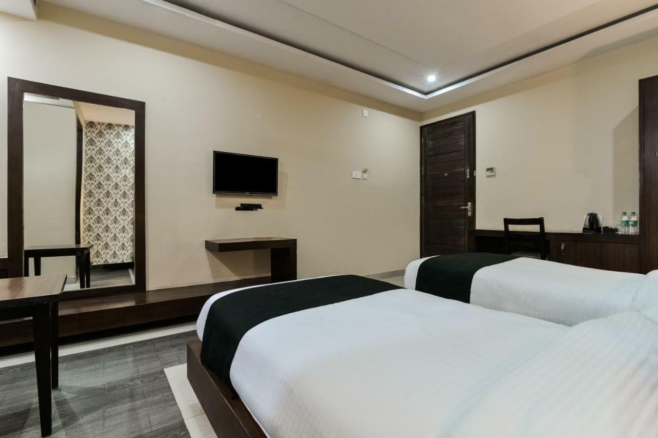 Capital O 4535 Hotel Uma Palace Varanasi Exterior photo